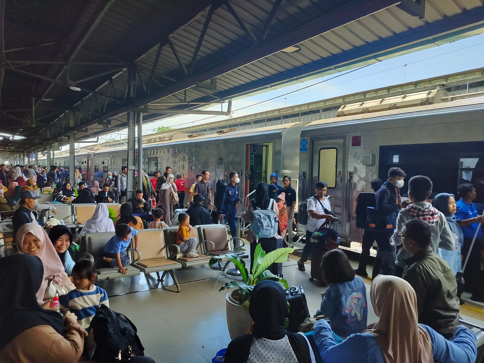 KAI Menghadapi Antusiasme Libur Paskah, Tiket KA Capai 113% di Hari Pertama