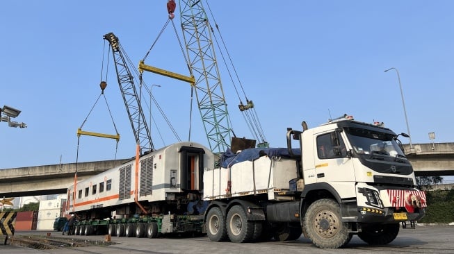 KAI Logistik Sukses Kirim 22 Kereta dari Jawa ke Sumatera