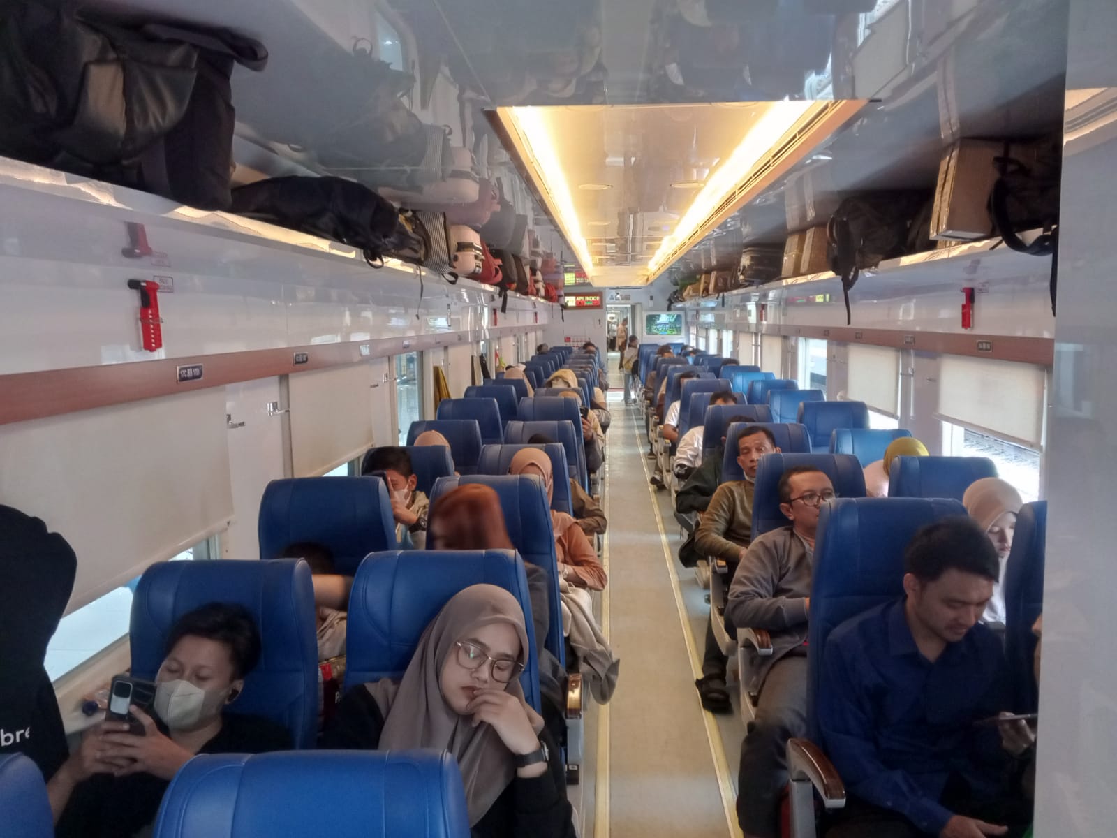 Stasiun Bekasi Pecahkan Rekor Keberangkatan Kereta Jarak Jauh di Angleb 2025