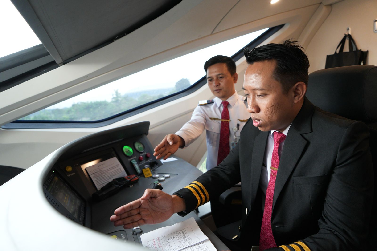 Whoosh Transportasi Berkecepatan Tinggi Simbol Kemandirian SDM Indonesia