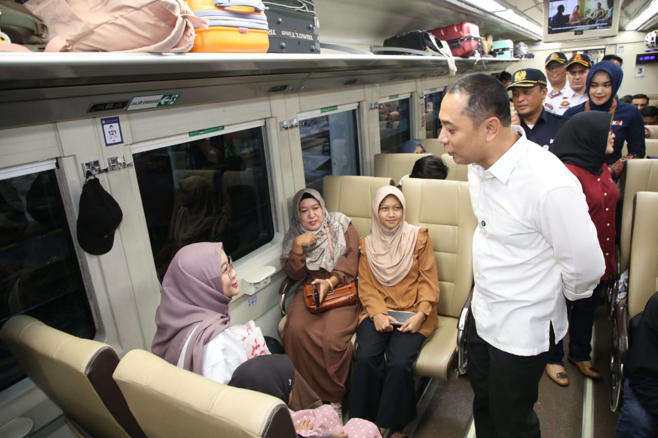 Wali Kota Eri Cahyadi Sapa Pemudik dan Berikan Bingkisan di Stasiun Surabaya Gubeng
