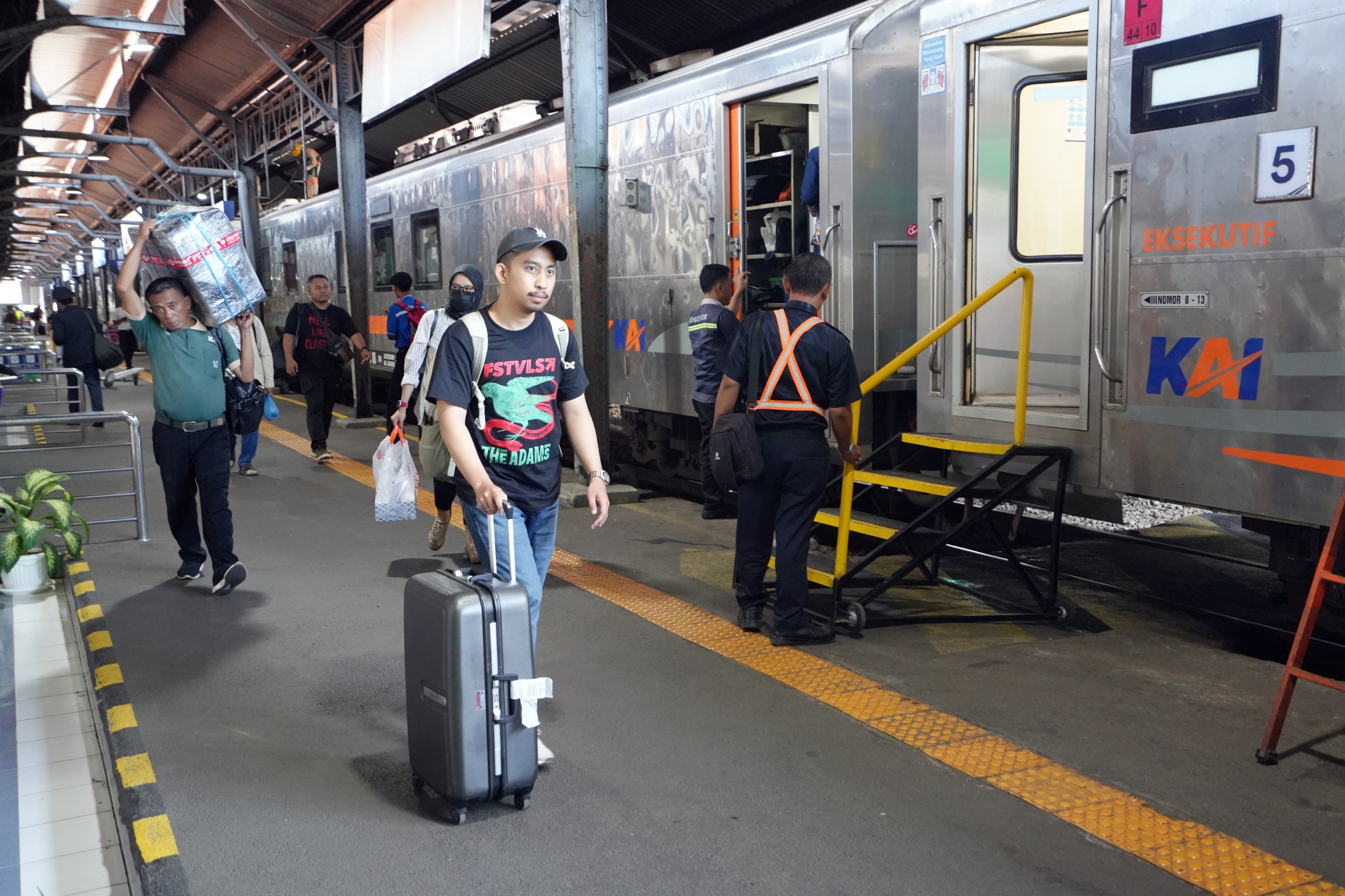 Pemudik Pilih Kereta Api di Semarang untuk Mudik dan Balik