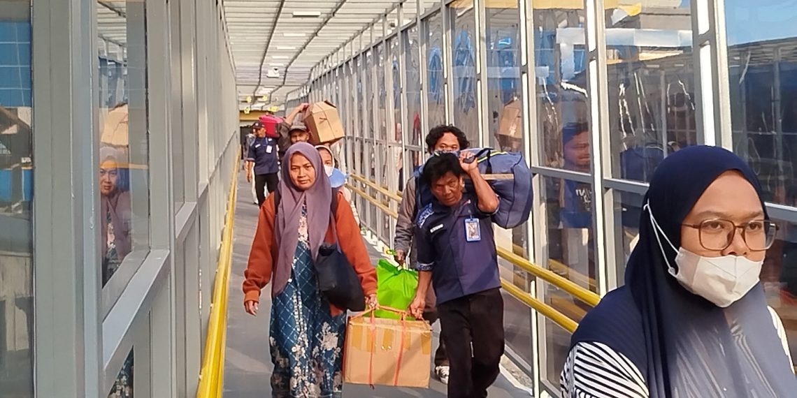 Antrean Panjang di Stasiun Kiaracondong Menyambut Arus Mudik Lebaran