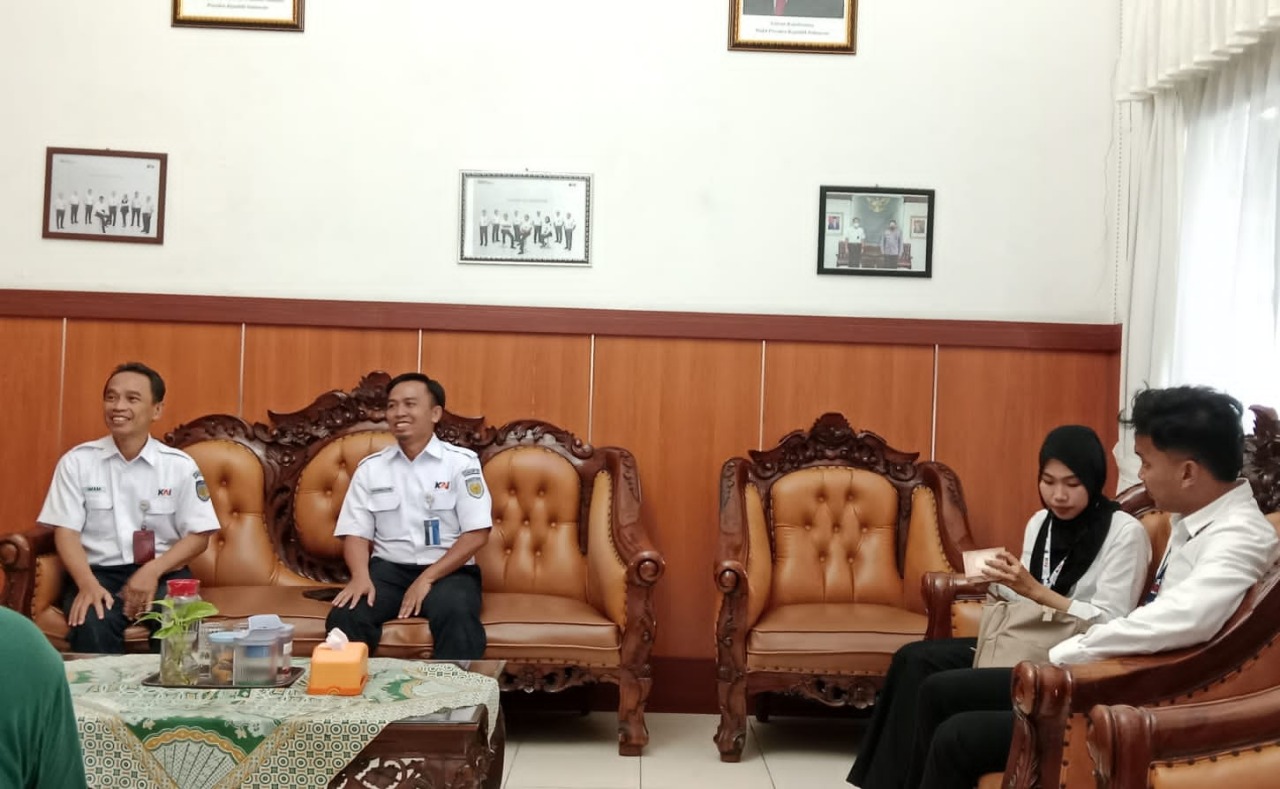 Cegah Aksi Berbahaya, KAI Daop 3 Cirebon Serukan Warga Hentikan Pelemparan Batu ke Kereta