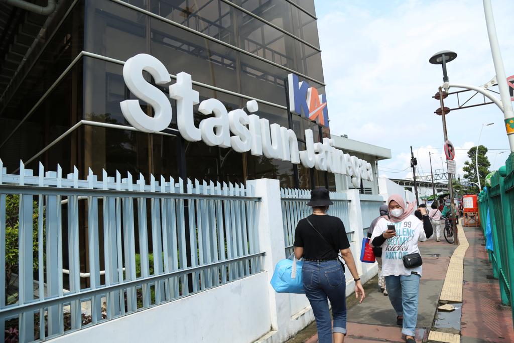 (FOTO) Suasana Ramai Penumpang KA Jarak Jauh di Stasiun Jatinegara Saat BLB KAI Daop 1 Jakarta