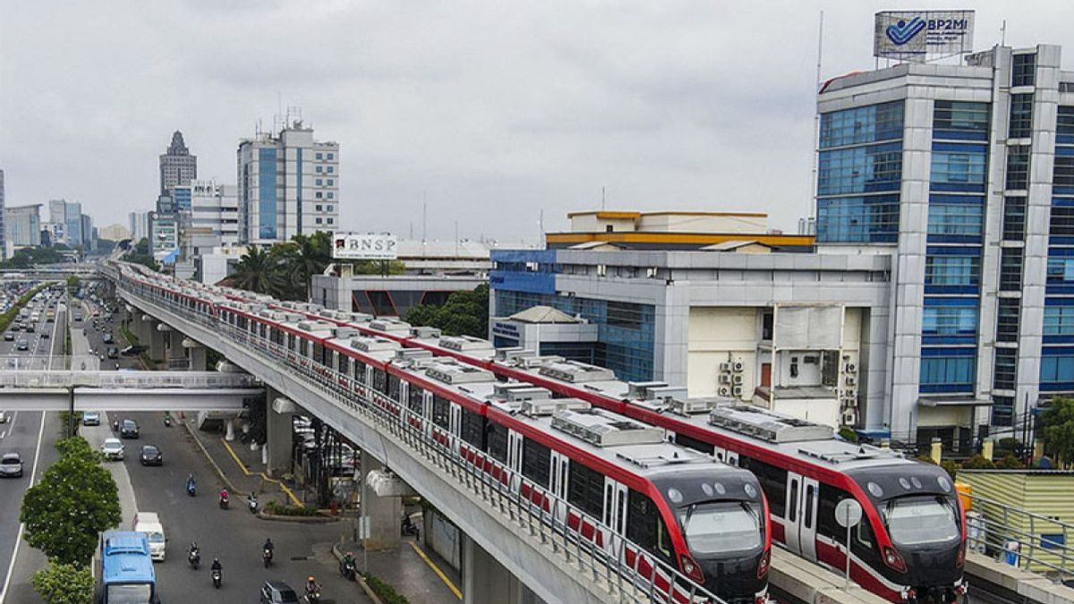 (FOTO) Antrean Penumpang LRT Jabodebek Padati Stasiun Dukuh Atas Saat Libur Waisak