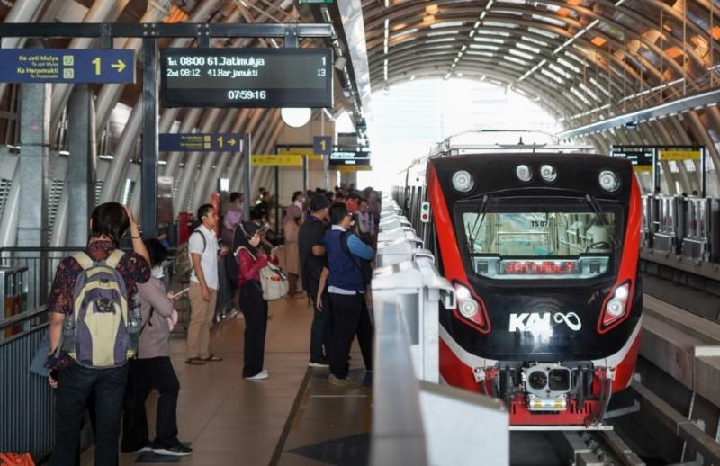 LRT Jabodebek Torehkan Rekor Libur Waisak, Transportasi Publik Semakin Diminati Keluarga