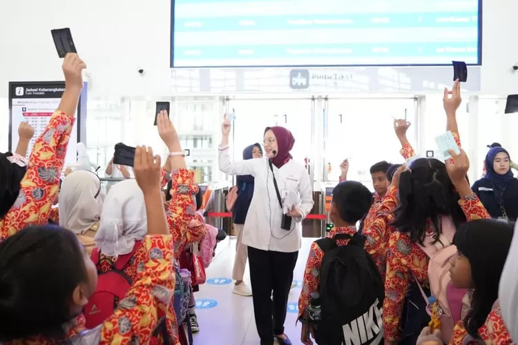 KCIC Dorong Siswa Jadi Generasi Melek Transportasi Lewat Whoosh Edutrip Hari Pendidikan Nasional