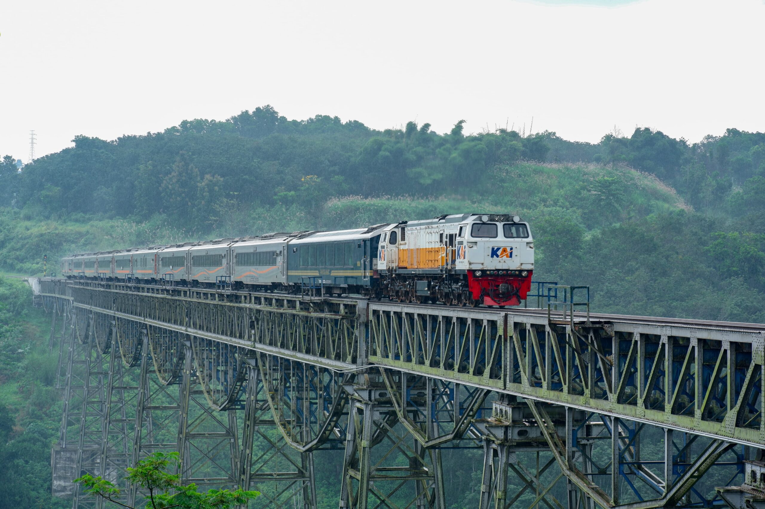 Mewujudkan Target Net Zero Emission: Langkah Infrastruktur Berkelanjutan KAI