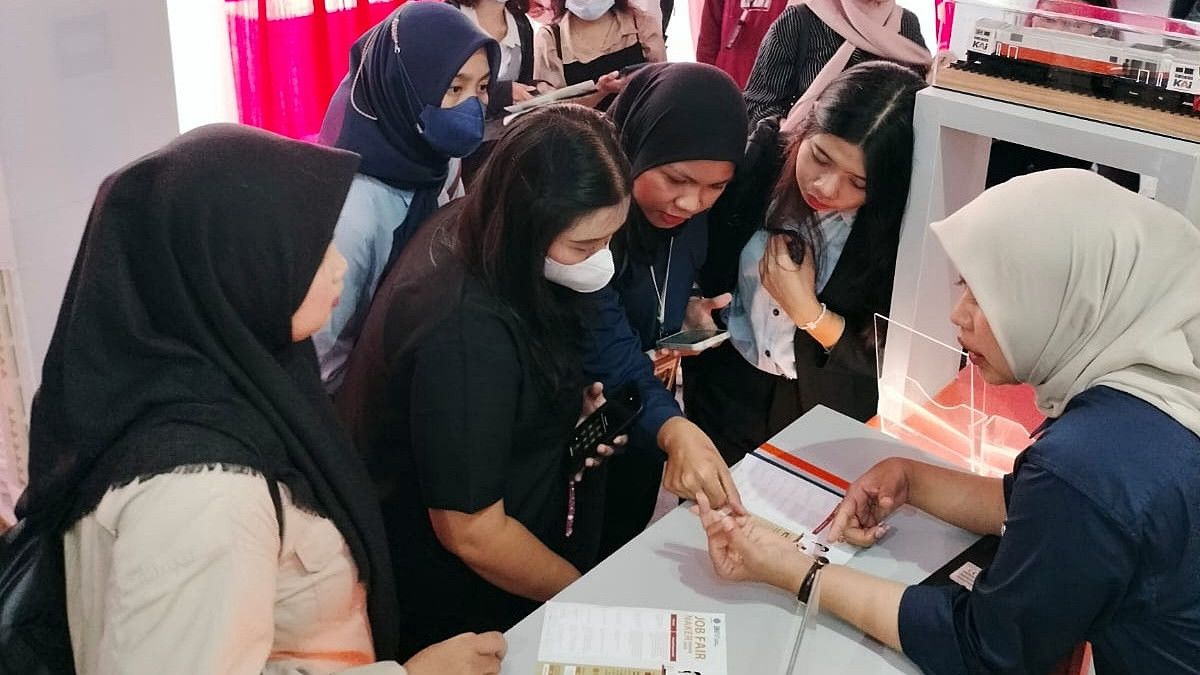 (FOTO) KAI Sampaikan Edukasi Rekrutmen Bersih di Tengah Keramaian Naker Fest 2025